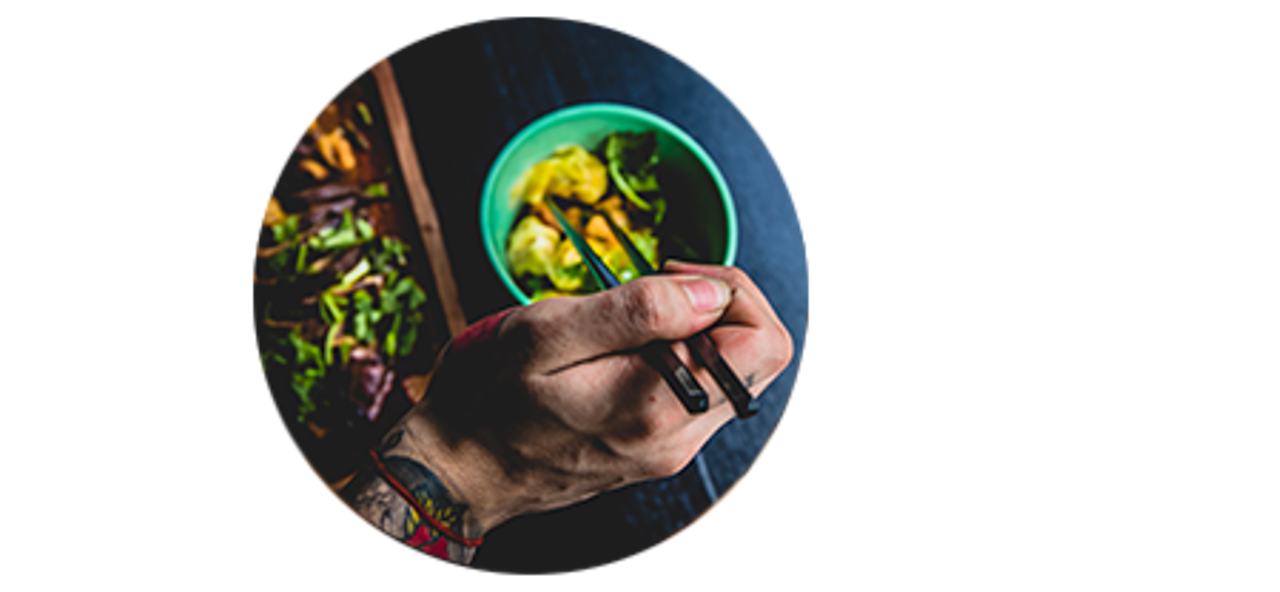 Restauranggäst äter mat med pinnar.