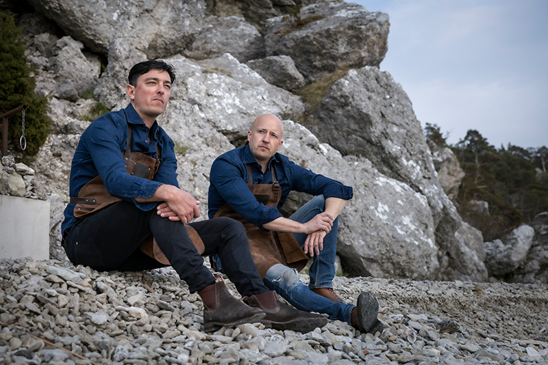 Gotlands Ginfabrik grundades och drivs av Sakarias Ronquist och Mathias Jöhnk. Inspirationen till ginflaskorna kommer från mötet mellan havet och den gotländska kustens vågsvall.