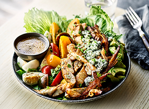 Cobbsallad med stekt och skivad klubbfilé [Kronfågel]