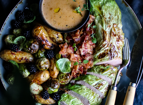 Fläskfilé i savoykål med panchetta och calavadossås [HK Scan]