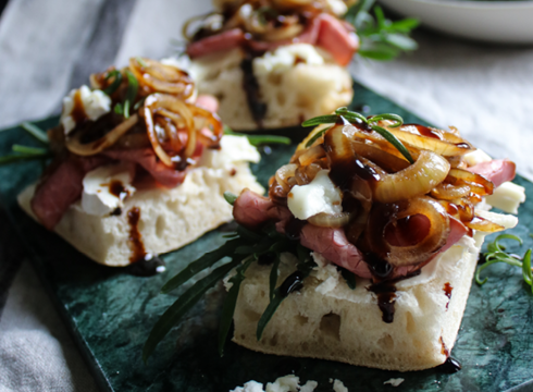 Fluffig focaccia med rostbiff och getost [HK Scan]