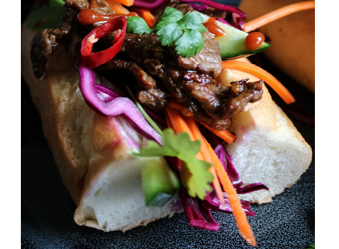 Generös macka med lövbiff och lime-ingefärssallad [HK Scan]