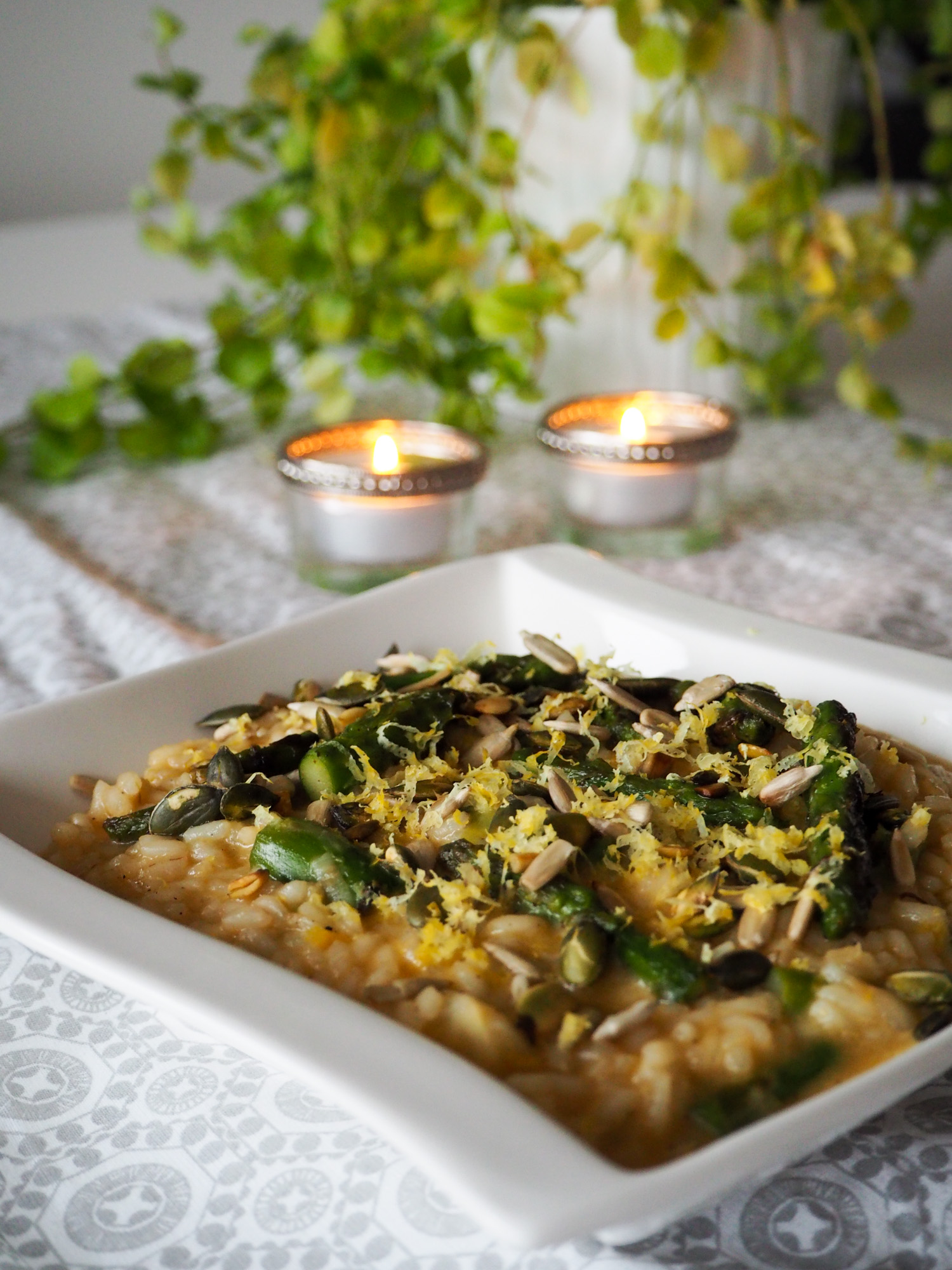 Sparrisrisotto med citron och fröströssel